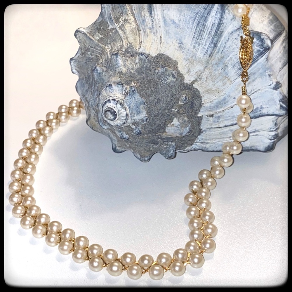 VINTAGE FAUX PEAL AND GOLD-TONE WOUND NECKLACE